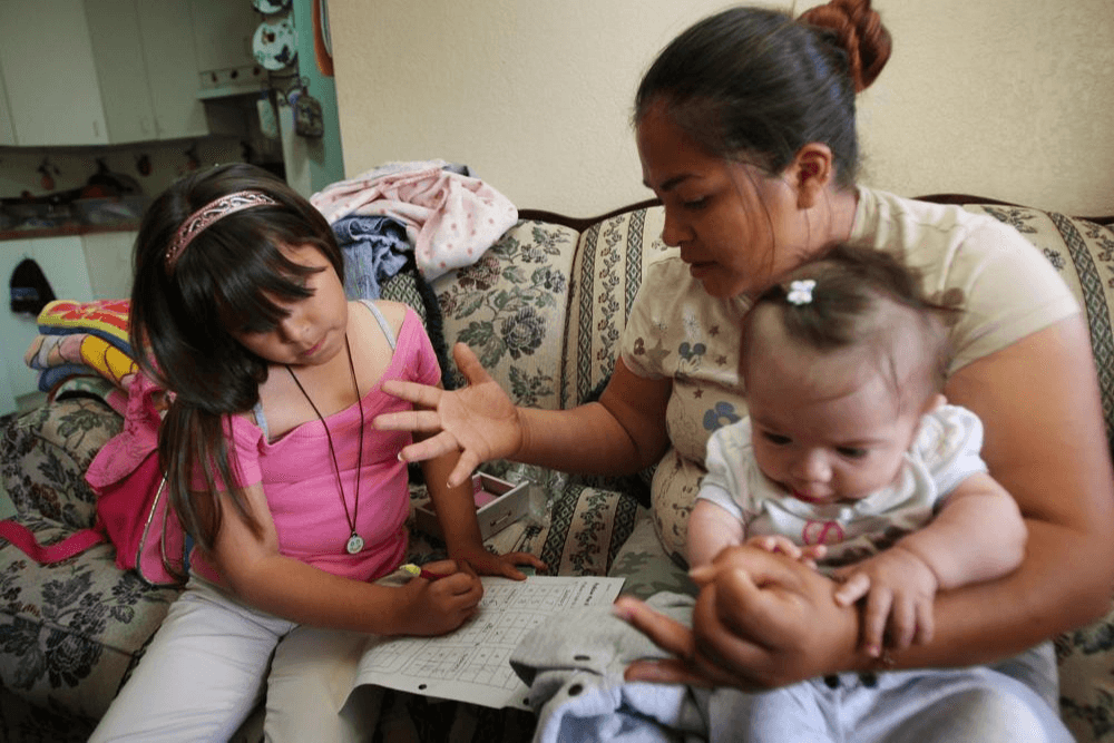 Padres que faltan al trabajo para cuidar a sus hijos por el coronavirus podrían recibir ayuda