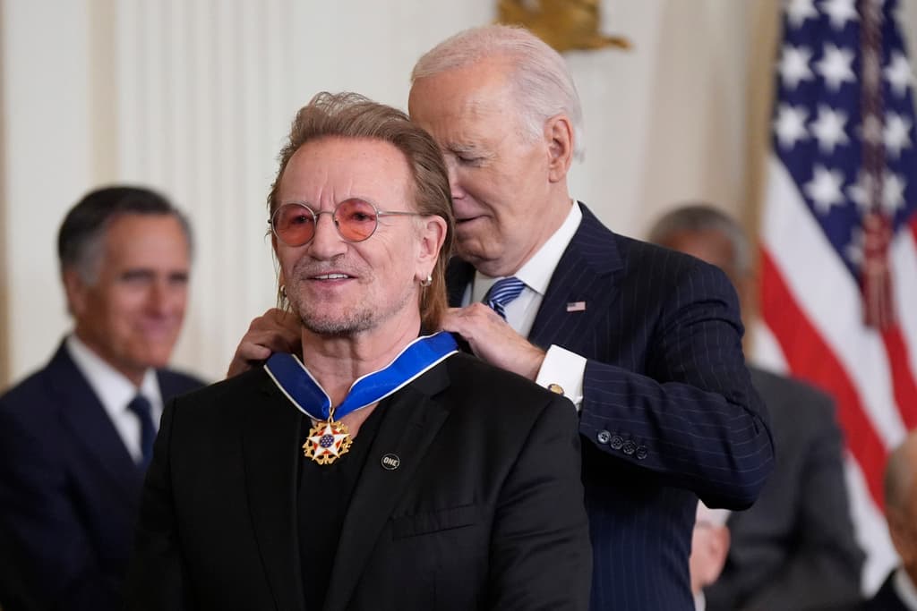 El presidente Joe Biden entrega la medalla al líder de la banda de rock irlandesa U2, Bono, el honor civil más alto de la nación. (AP Photo/Manuel Balce Ceneta)