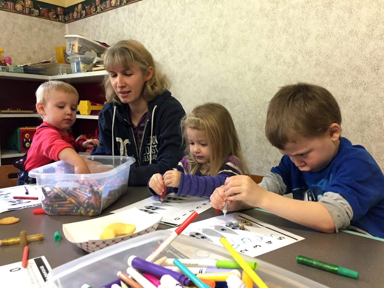 "Criar a nuestros hijos en este lugar nos encanta. Me pregunto qué tipo de impacto tendrá en la gente (la venta del pueblo)", dijo la residente de Tiller, Sarah Crume, que asiste con los niños a 
<b>la iglesia, uno de los pocos edificios que no está en venta</b>.