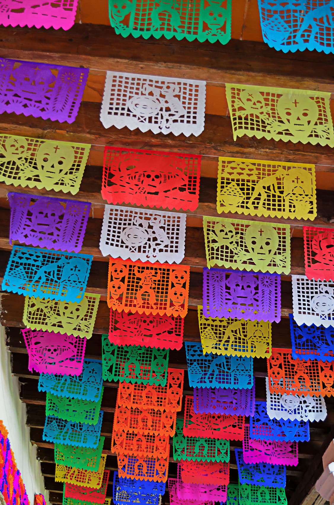 <b>Papel picado // </b>
<br>Esto es el color y la vida que un altar puede tener, pues está considerado como una artesanía. El artista José Guadalupe Posadas creó a una de las figuras emblemáticas más reproducida en este arte: La Catrina.