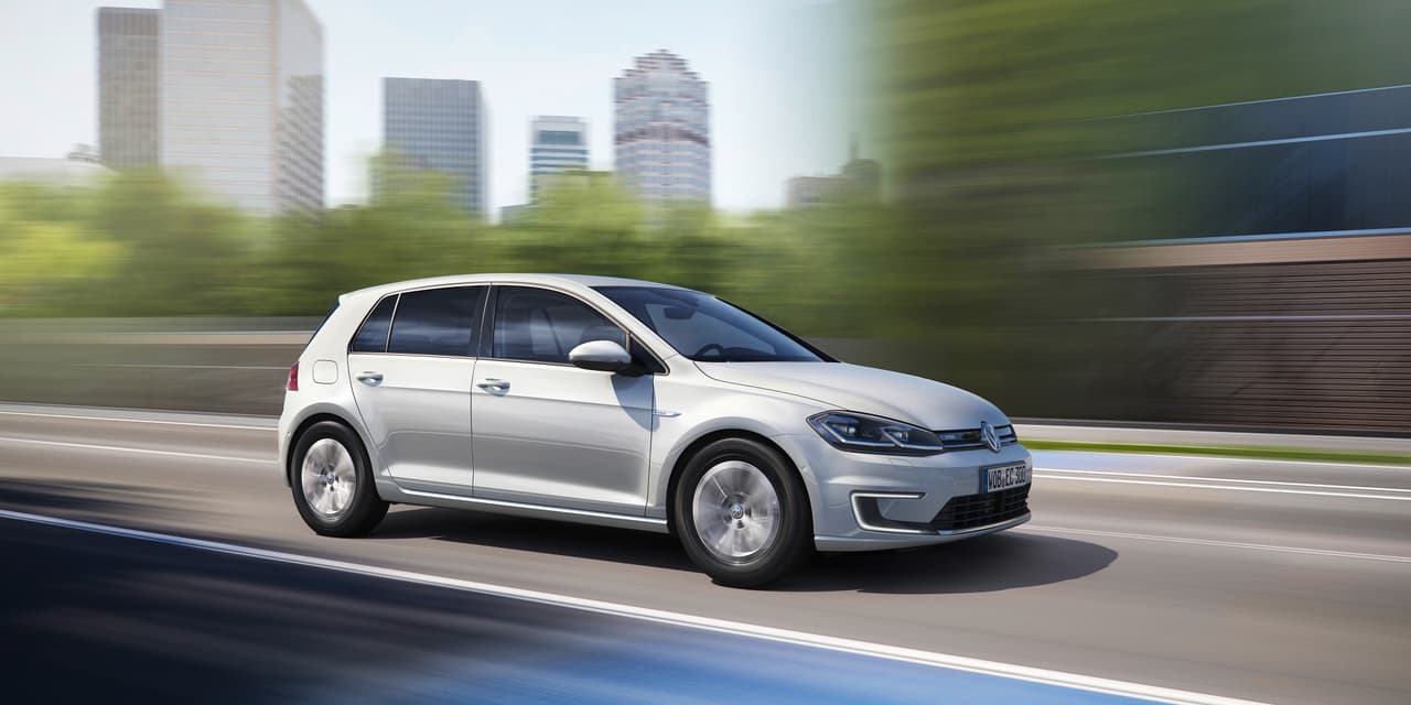El Volkswagen e-Golf 2017 acelera de 0 a 60 millas por hora en 9.6 segundos, un segundo menos que su predecesor, y cuenta ahora con una velocidad máxima de 93 millas por hora.
<br>