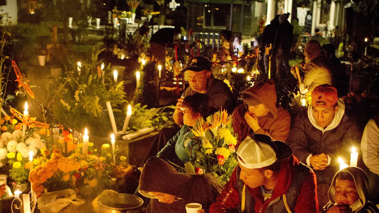 En fotos: los cementerios del mundo se llenan de vivos