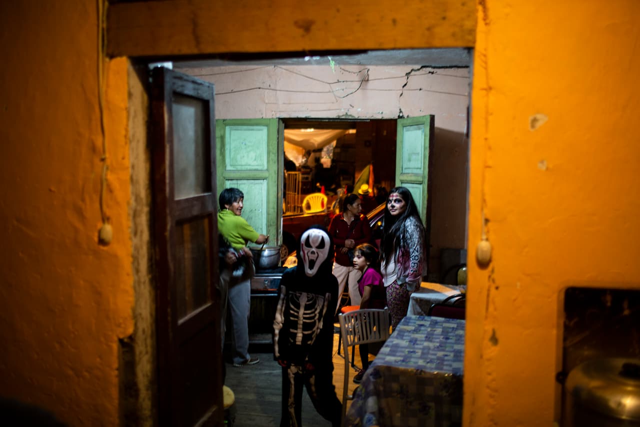 Muchos niños del sur de Ecuador han convivido con la ausencia de sus padres y siempre está latente el deseo de emigrar. Algunos dicen que quisieran ir solo para conocer a sus padres que en 10, 15 ó 20 años no han retornado por la falta de papeles.