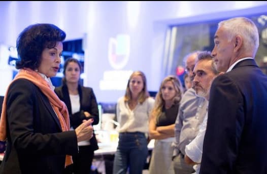 Bianca Jagger (izquierda) de visita en los estudios de Univisión en Miami, hablando con Jorge Ramos (derecha) y otros miembros del personal, 22 de agosto, 2017.