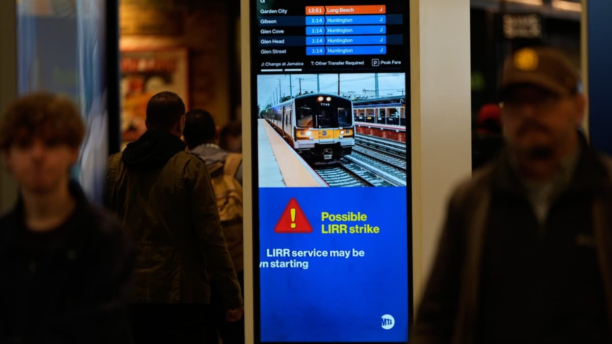 La huelga del LIRR paraliza Nueva York y deja a miles de trabajadores buscando cómo llegar a Manhattan