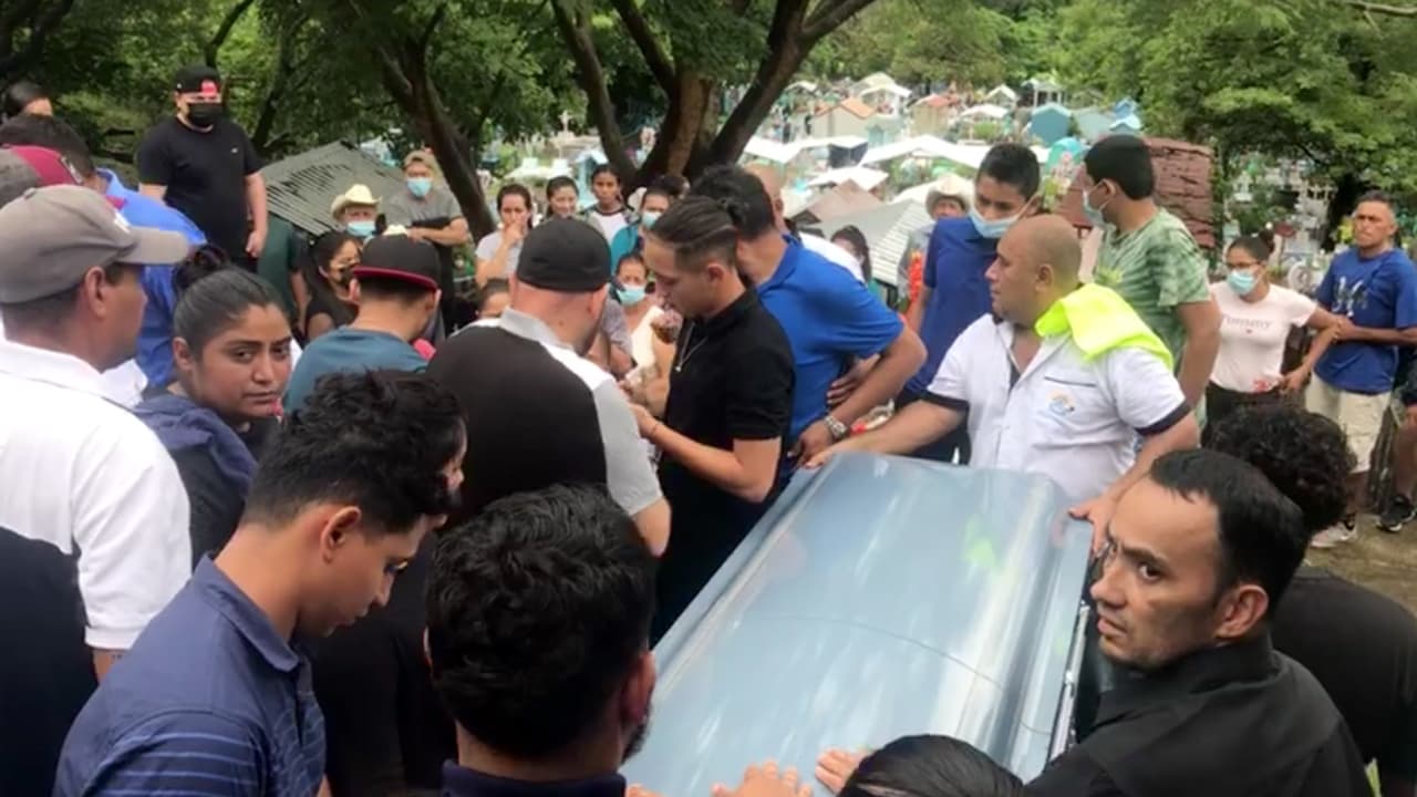 Decenas de personas acudieron a decirle adiós por última vez a Luis Mejía.