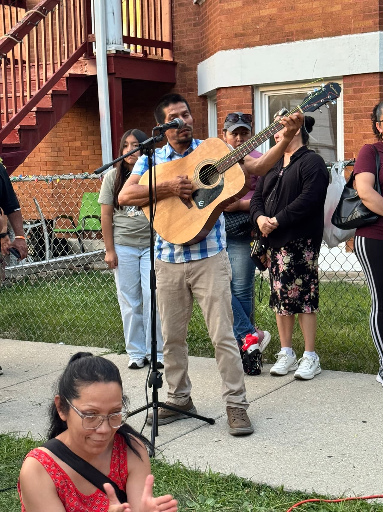 En el lugar, Ramiro Reyes, identificado como amigo y cantante, afirmó: "Se ganó el corazón de las personas, ya ves aquí tanta gente que hay ahorita. Y, pues, es muy trágica la forma en que murió".