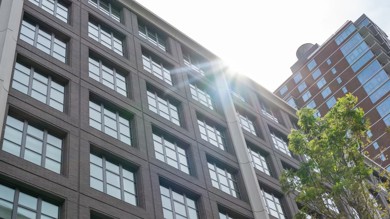 A pesar de la oposición y las manifestaciones de activistas, la Junta de Alquileres de la ciudad de Nueva York aprobó el aumento de la renta estabilizada.
<br>
<br>Según se informó, los contratos de un año incrementarán un 3%, mientras a los de dos años se les aplicará un alza del 2,75% durante el primer año y un 3,2% el segundo periodo.
<br>
<br>Cabe señalar que estos ajustes comenzarán a regir en octubre.