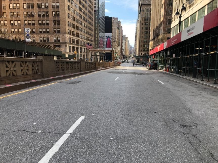 La calle 42 en Manhattan se ve vacía en esta foto tomada durante la semana de quedarse en la casa por el brote de coronavirus.