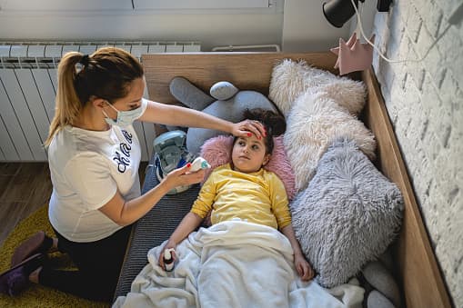 Si se confirma que un niño o miembro del personal tiene coronavirus, el centro debe comunicarlo a su autoridad de salud local para informar la presencia del virus en su instalación.