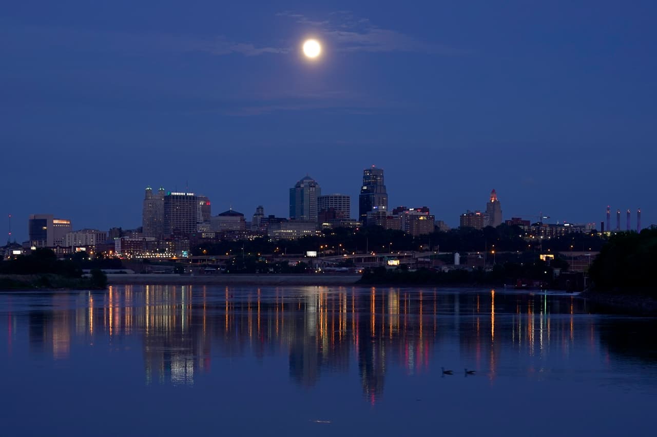 La superluna en el cielo de Kansas City, en Missouri. 
<b>El satélite estuvo a 220,000 millas (unos 357,460 kilómetros) de distancia de la Tierra; por eso se le percibió más grande y brillante.</b>