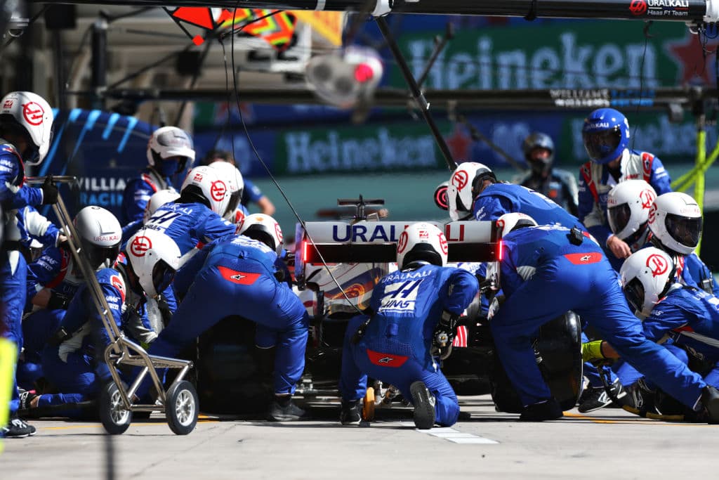 Lewis Hamilton se lleva el Gran Premio de Brasil de la Formula 1, dejando a Max Verstappen en segunda posición y Valtteri Bottas en tercero, logrando el 1-2 para Mercedes Benz; el piloto mexicano Sergio Pérez quedó en cuarta posición.
