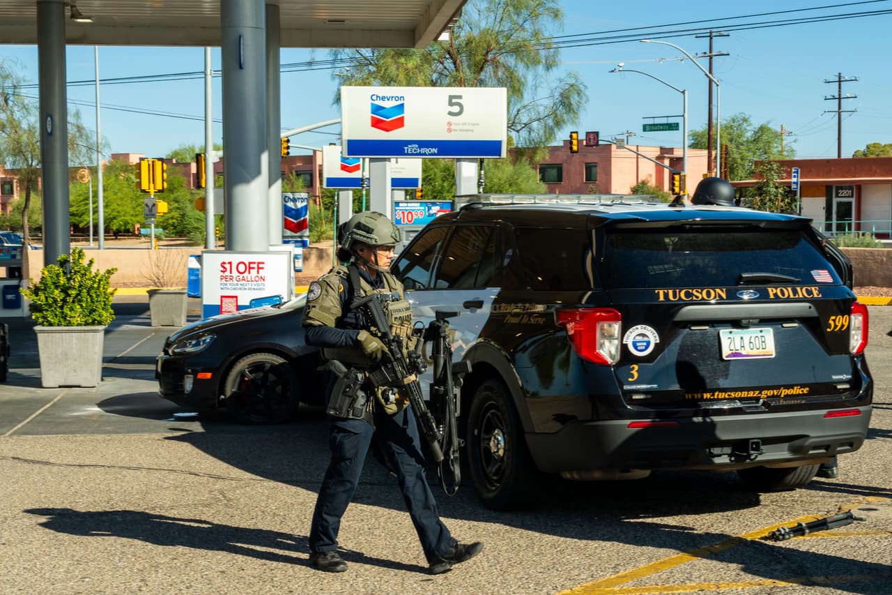 El hecho tuvo lugar en la gasolinera ubicada en la cuadra 2200 de E. Broadway Blvd., lo que provocó un 
<b>dispositivo de seguridad </b>en los alrededores y cierre de calles.