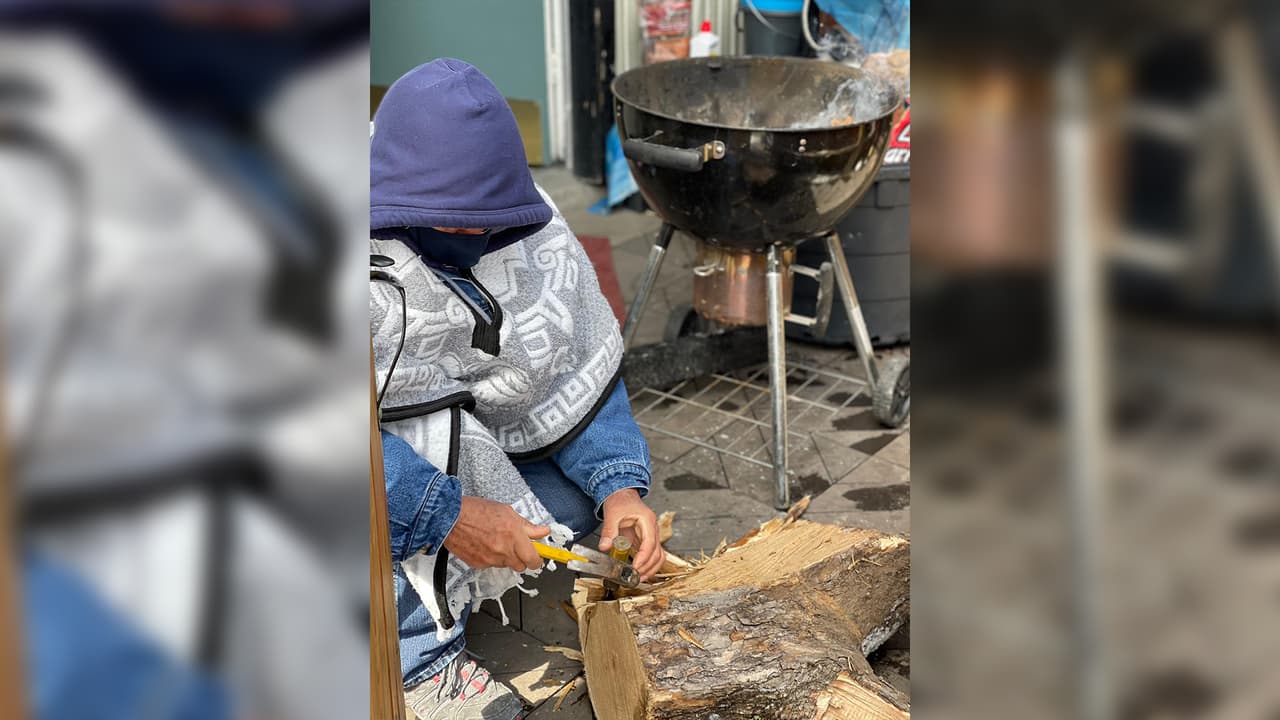 Familias del área de Houston que les cortaron la electricidad por la tormenta invernal, se las ingenian para hacer de comer.