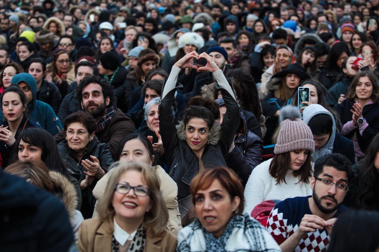 Mensajes de amor, unidad y solidaridad enviaban los asistentes al estreno del filme 'The Salesman', en la plaza Trafalgar, de Londres.