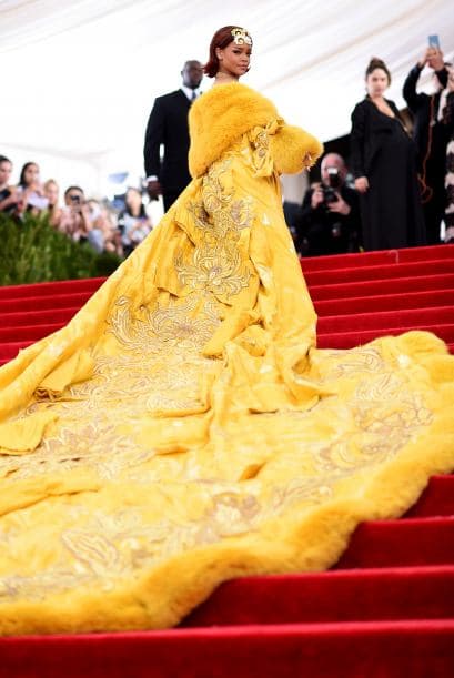 Una rara combinación de pieles, flores y una larguísima cola que abarcaba buena parte de las escaleras del Met.