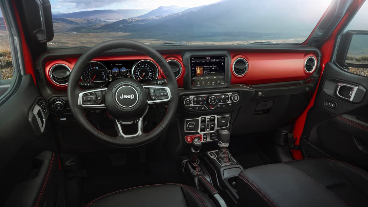 El 
<b>interior</b> de la nueva Jeep Gladiator es similar al de la Jeep Wrangler. Con instrumentos identicos y un diseño básico compartido. En el caso de la versión Overland el panel de instrumentos está revestido a mano con superficies suaves al tacto que muestran costuras contrastantes. Este tratamiento es una opción para la versión Rubicon.