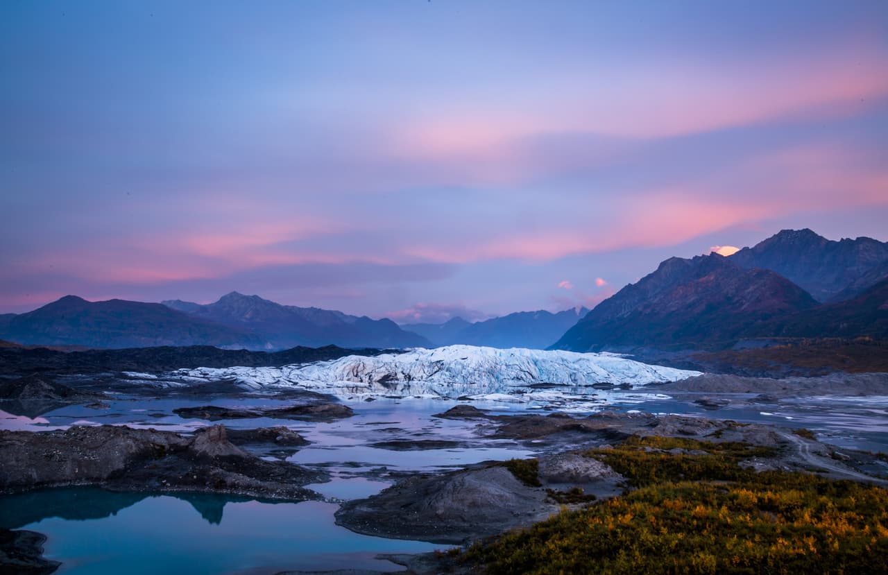 <h3 class="cms-H3-H3">Valle de Matanuska, Alaska</h3>
<br>
<br>A una hora en automóvil desde Anchorage, este valle ofrece escaladas en hielo, así como la oportunidad de acampar durante la noche en un glaciar. También es posible hacer caminatas en glaciares, paddleboarding en lagos glaciares y trineos tirados por perros.