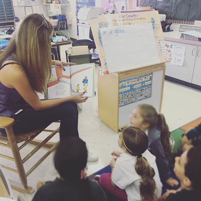 Es ella quien se encarga de la educación de sus hijos, junto a Levy.