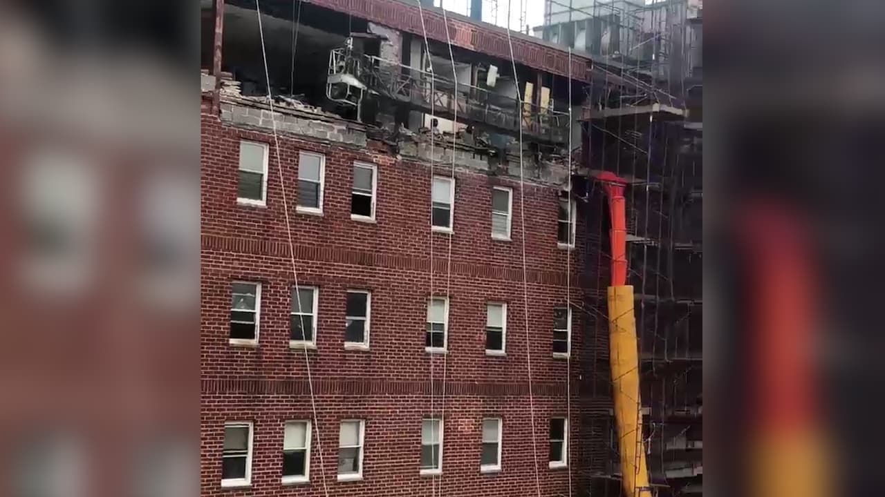Fachada del sexto piso de un edificio en El Bronx se derrumba sobre la acera