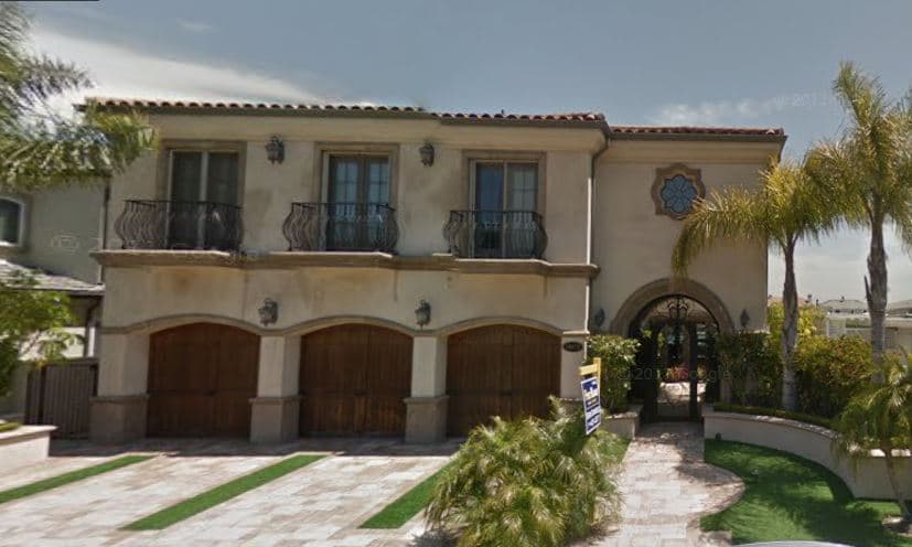 La masión que el mafioso armenio Lev Aslan Dermen compró en Huntington Beach, California, con más de 8.5 millones de dólares.