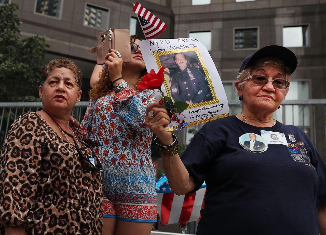 La familia del oficial Santos Valentín honró su memoria el viernes, durante el desfile del NYPD.