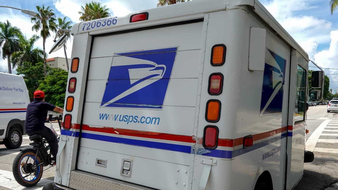 USPS colabora con el plan de deportaciones masivas de Trump, revelan documentos