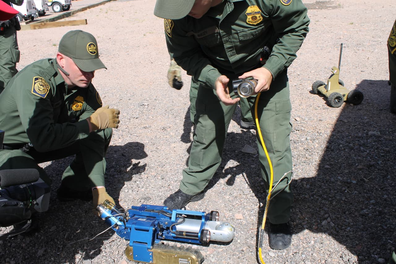 Los agentes prueban uno de los robots antes de ingresar al túnel.