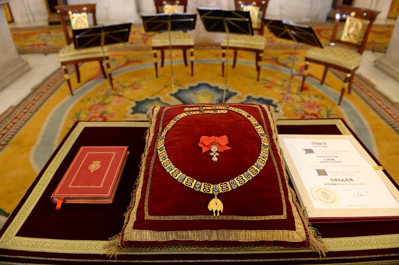 De acuerdo al
<b><a href="http://www.casareal.es/ES/Actividades/Paginas/actividades_actividades_detalle.aspx?data=13436" target="_blank">sitio de Internet de la corona española</a></b>, el Toisón de Oro es la más alta distinción que otorga esta monarquía.