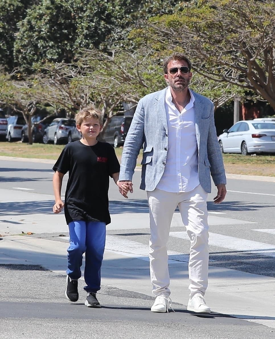 En otra jornada ejerciendo su paternidad, Ben recorrió las calles de Santa Mónica junto a Samuel, el menor de sus hijos.