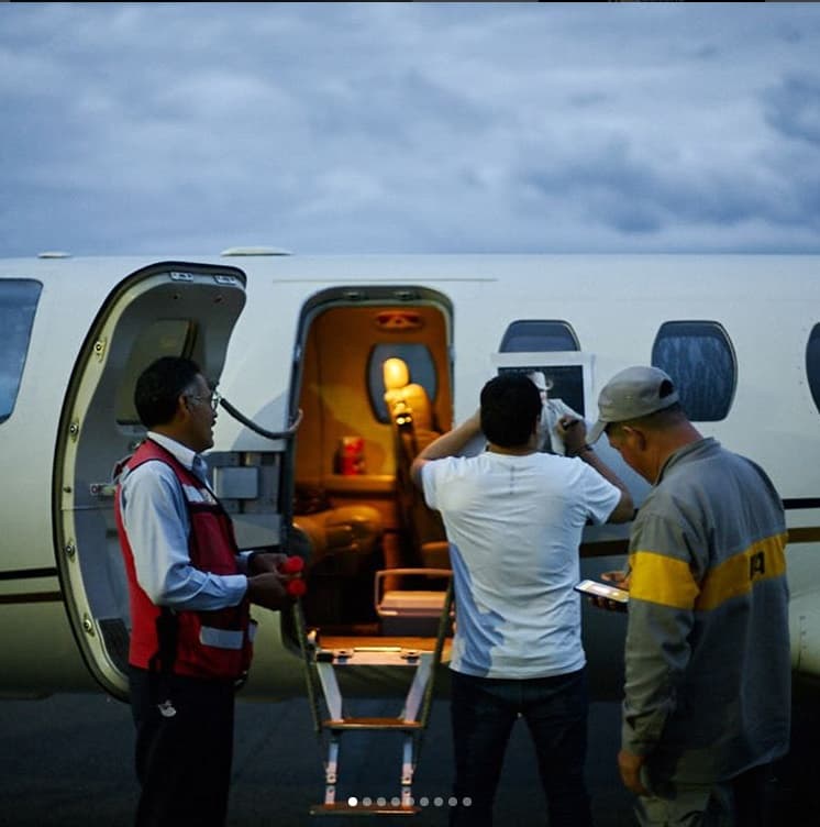 El avión de Julión no puede volar grandes distancias por lo que lo usa para viajar al interior de México y llegar a tiempo a sus presentaciones.