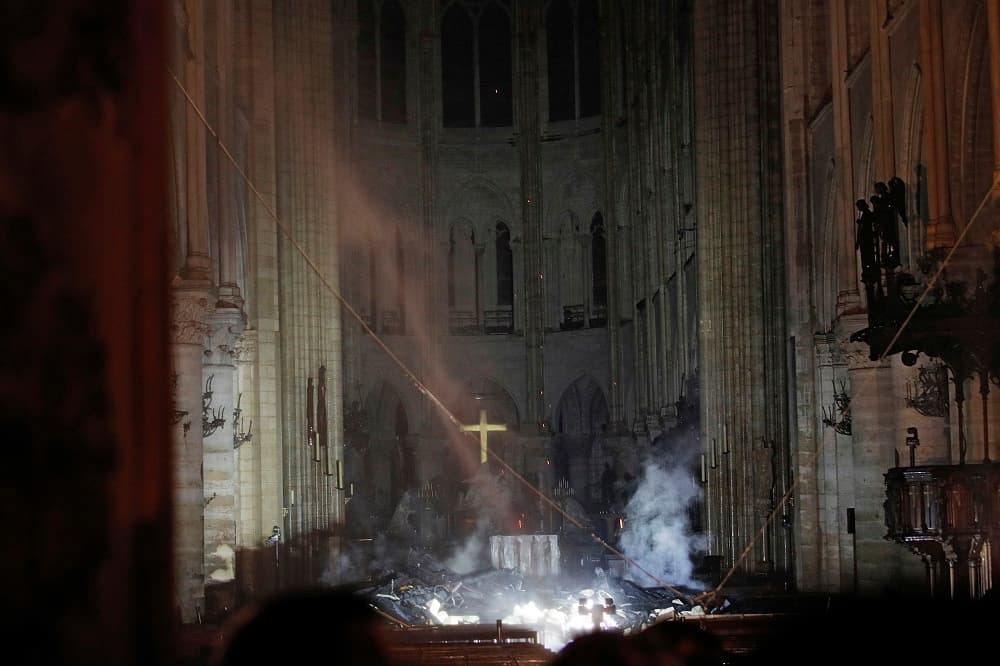 Francia y el mundo entero descubrieron este martes los terribles destrozos del fuego que arrasó gran parte de la icónica catedral de Notre Dame de París. Tras horas de lucha contra las llamas, los bomberos declararon que ya han extinguido el incendio, aunque el gobierno alertó de que hay "vulnerabilidades" en la estructura. En la imagen, se ve aún cómo el humo aún sube de las cenizas dentro de la nave central del templo.