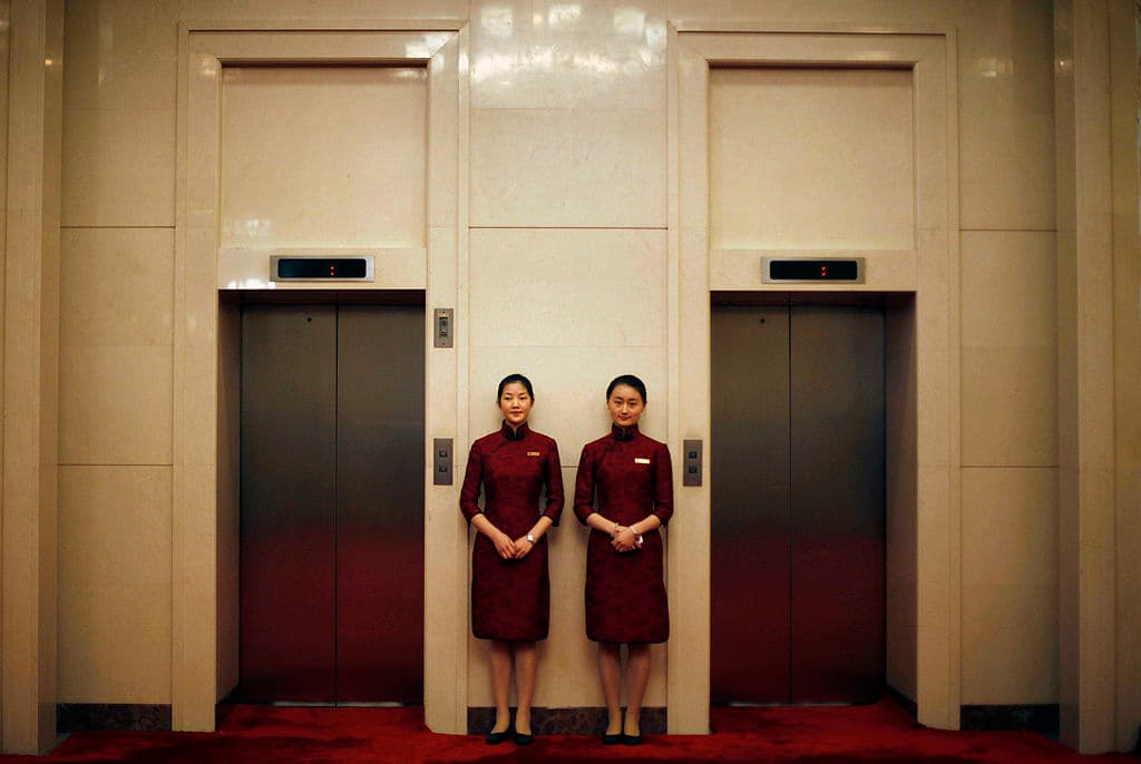 Al llegar al quinto piso, supuestamente se abrirán las puertas y debe aparecer una mujer, quien entrará contigo al elevador. No debes hablar con ella. Después de que lo haga, presiona el botón para la planta baja. Sin embargo, se supone que el ascensor no baje, sino que subirá hasta el décimo piso. Con esto sabrás que todo está funcionando.