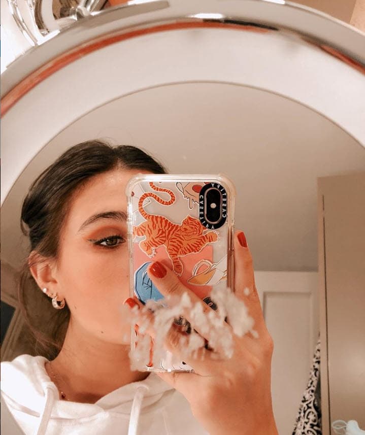 En días recientes también ha publicado imágenes sobre cómo 
<b><a href="https://www.univision.com/noticias/salud/que-hacer-en-casa-durante-la-cuarentena-por-coronavirus" target="_blank">sobrelleva el encierro ante el covid-19</a></b>. Una de las más recientes es 
<b><a href="https://www.instagram.com/p/B-irGrnDm8W/" target="_blank">esta foto</a></b> en la que escribió: "Arreglándome para viernes de cuarentena". 
<br>