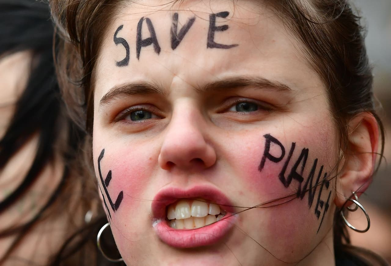 <b>Bruselas, Bélgica. </b>La mayoría de los científicos concuerdan con que el uso de combustibles fósiles libera gases de efecto invernadero que atrapan el calor y elevan las temperaturas globales, 
<a href="https://www.univision.com/noticias/planeta/asi-nos-muestran-los-glaciares-que-la-tierra-de-verdad-se-esta-calentando-fotografias-interactivas">provocando más inundaciones, sequías, olas de calor y el aumento del nivel del mar. </a>