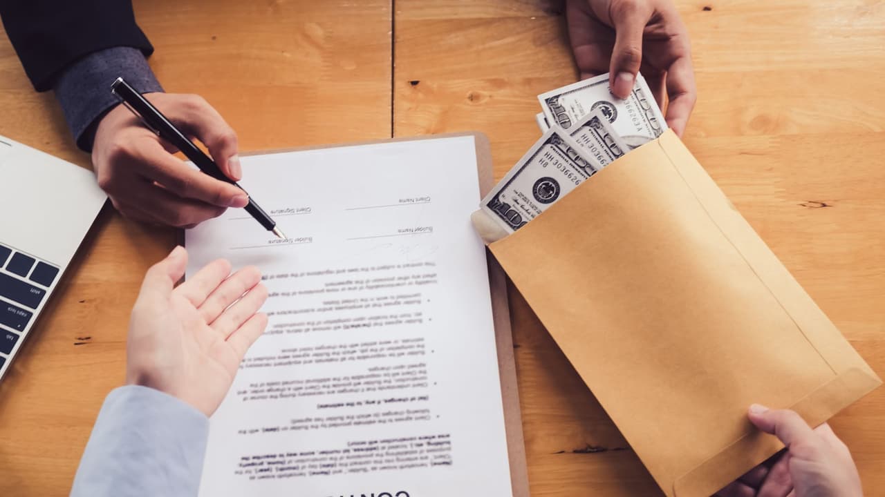 Los residentes deben 
<b>evitar dar su información personal o pagar dinero para recibir su pago</b>, según la oficina del fiscal general.
<br>