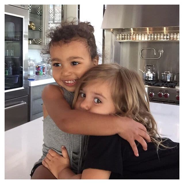 Con su BFF, su prima Penélope.