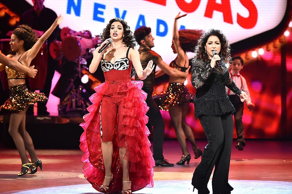 Gloria Estefan cantando con su intérprete en 
<i>On your feet! </i>con
<i> </i>Ana Villafañe, en los Tony Awards 2016.