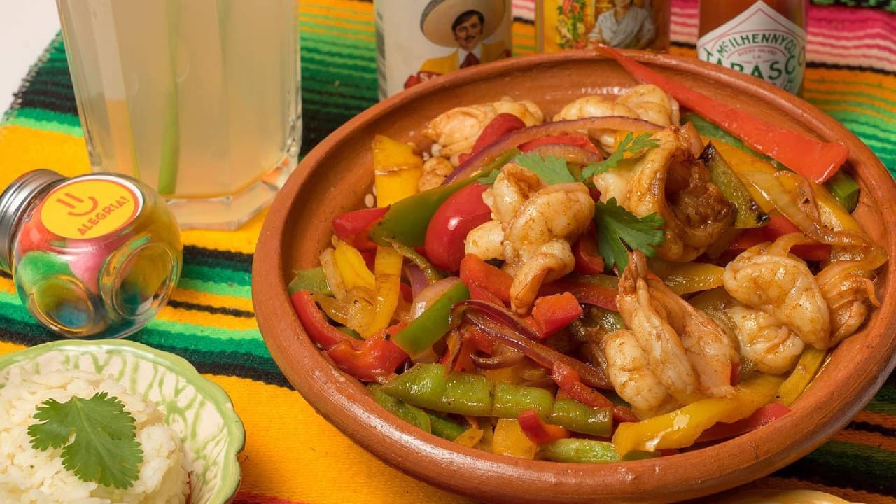 <b>Buendía Breakfast & Lunch Café (Tucson)</b>
<br>En el
<b> sitio 29</b> se encuentra este lugar que se caracteriza por servir porciones grandes de la
<b>cocina casera mexicana</b>, hecha por los chefs propietarios Julio y Jael García, como los famosos de chilaquiles de pollo bañados en una salsa roja picante.