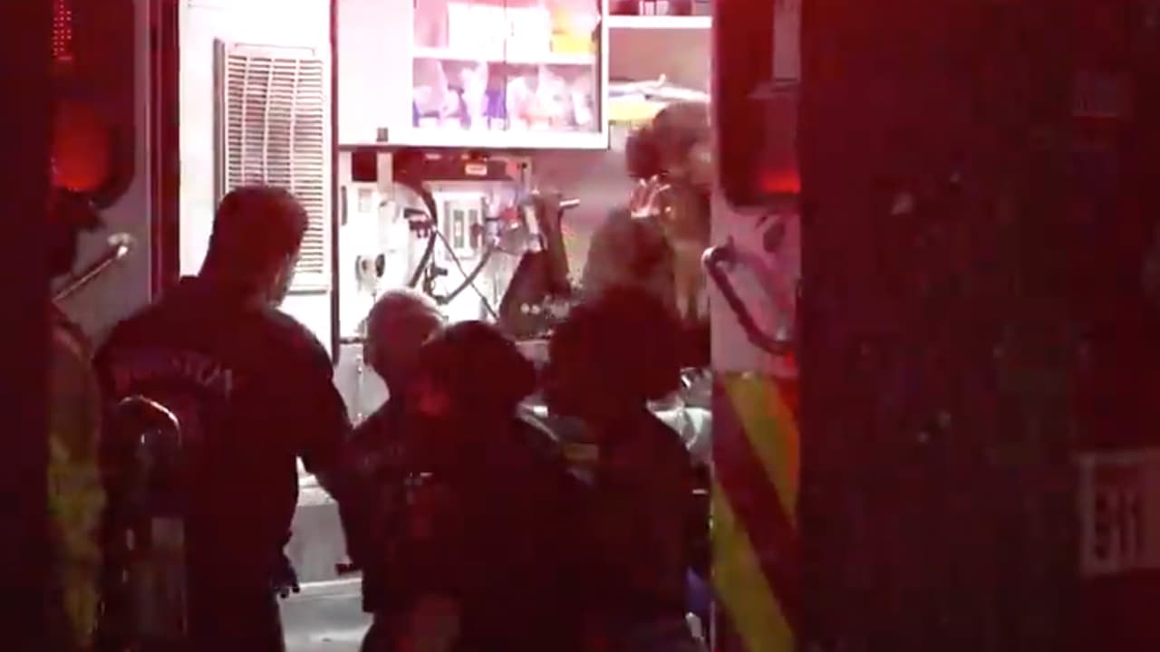 Había dos tripulantes en la camioneta y ambos fueron trasladados al hospital en condición estable.