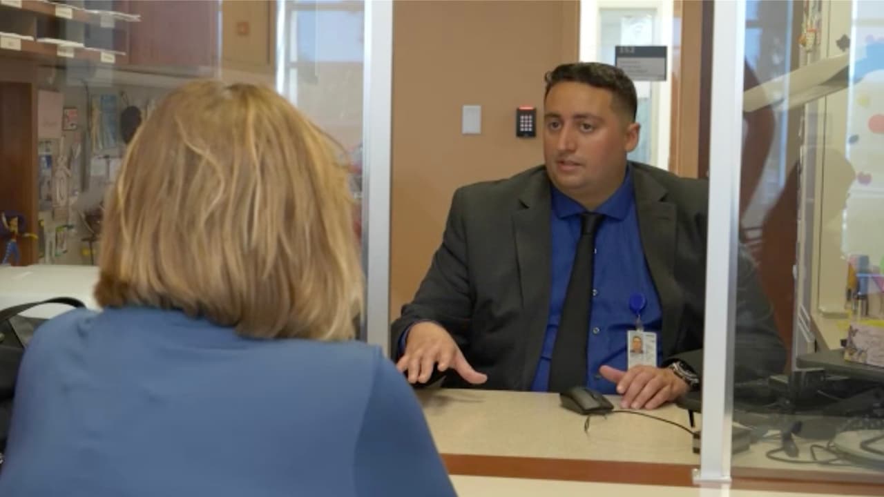 Silvia Mintz explicó que cuando la persona está ajustando su estatus al casarse con un ciudadano americano, no es requerido demostrar que ha pagado impuestos, solo se le requiere al ciudadano.