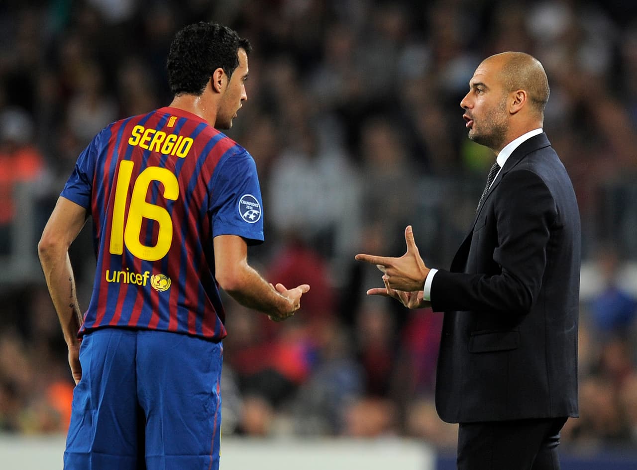 El talento de Busquets permitió a Pep ejecutar 'La Salida Lavolpiana' sin necesidad de usar línea de tres atrás: se mete entre los dos centrales empujando adelante a los laterales y ensanchando el campo de juego.