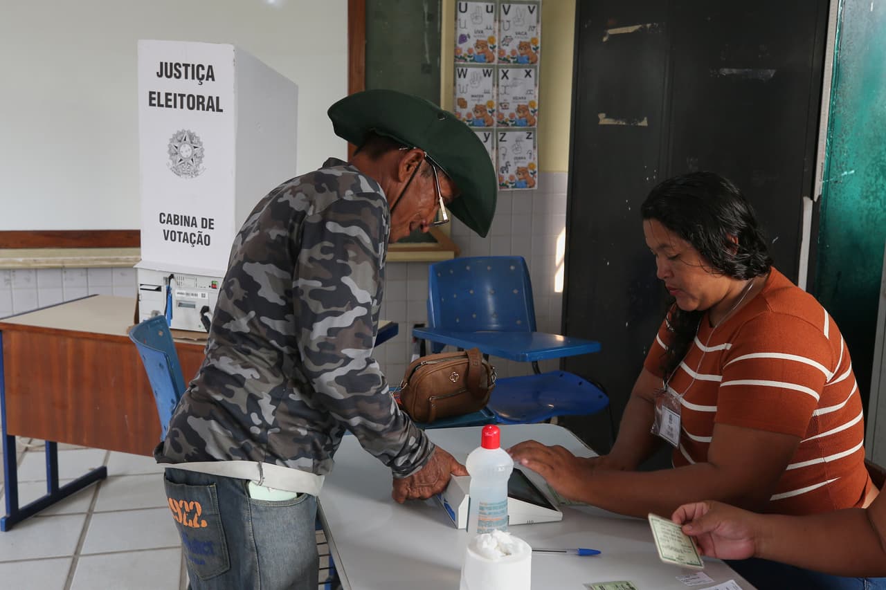 Un votante se registra durante la segunda vuelta de las elecciones presidenciales en Autazes, estado de Amazonas, Brasil, el domingo 25 de octubre de 2026.