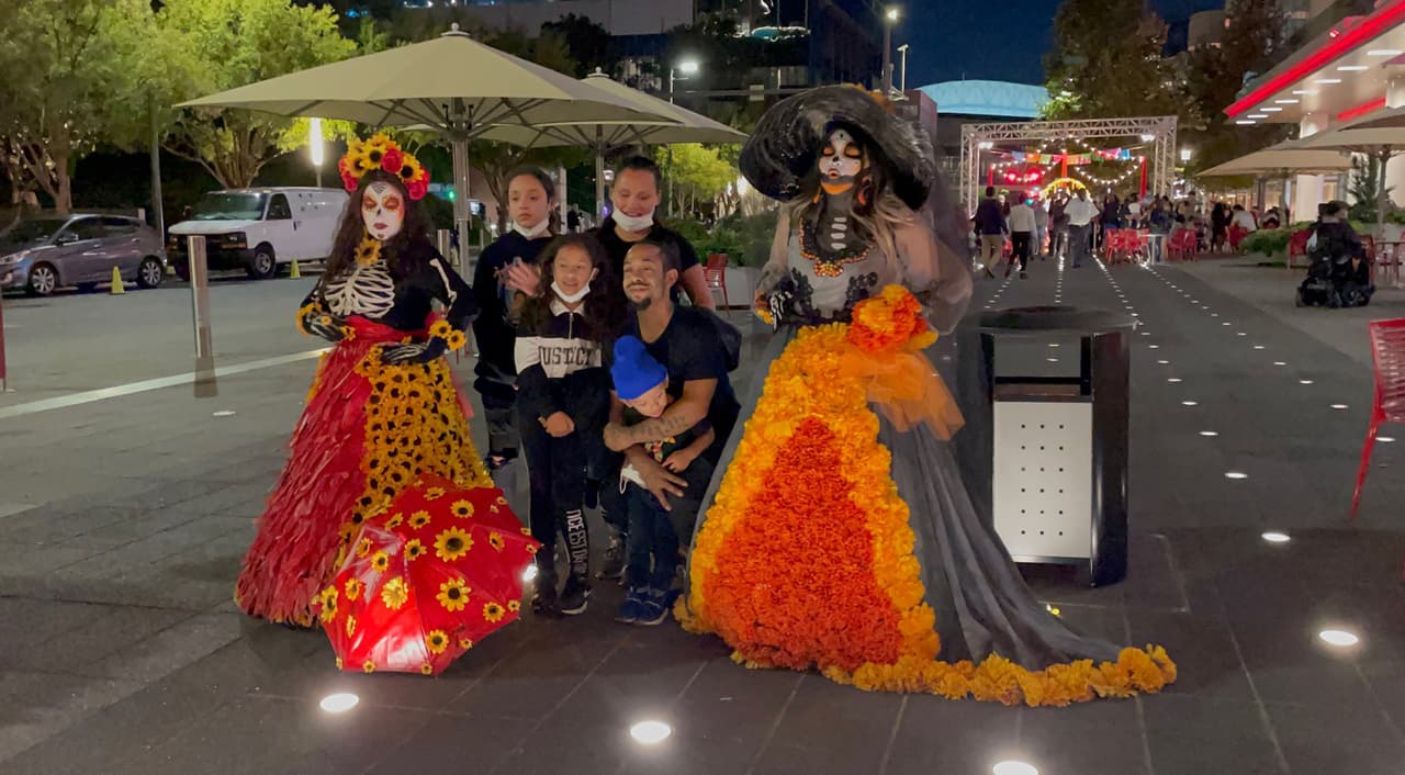El Día de los Muertos es una festividad mexicana donde familias y amigos se reúnen para celebrar y recordar a los que ya se han ido.
