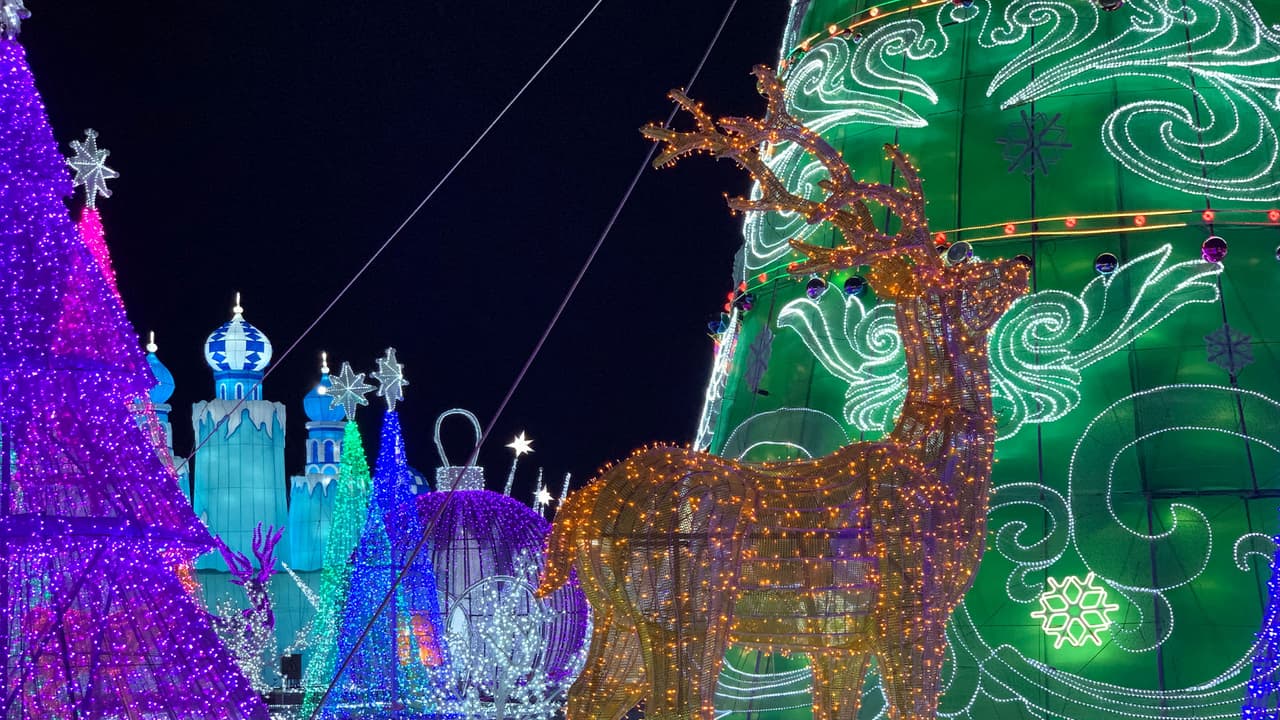 El árbol de navidad es el signo icónico y pieza central del espíritu navideño durante esta temporada de fiestas.