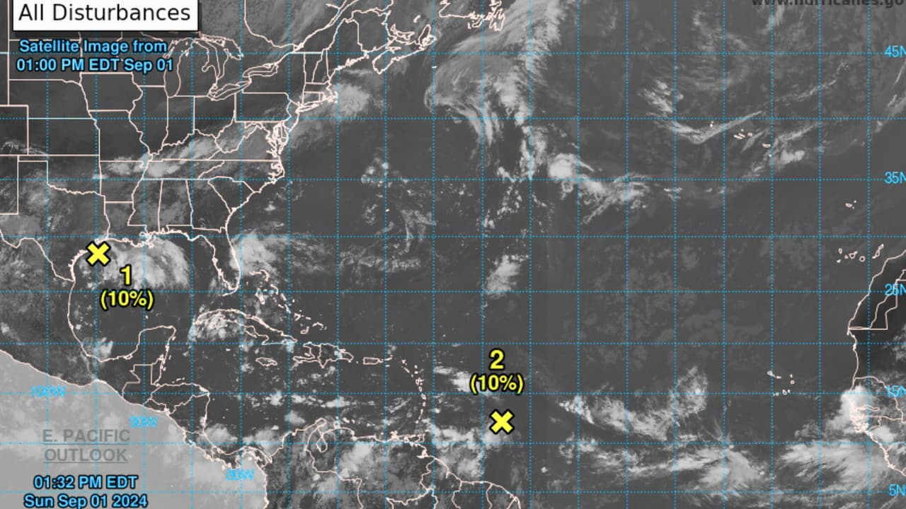 Una gráfica del Centro Nacional de Huracanes muestra la ubicación de dos sistemas: Uno en el Golfo de México y otro en el océano Atlántico, a la tarde del domingo 1 de septiembre.