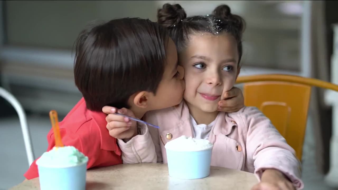 Mateo no pudo más y le dio un beso a la niña.