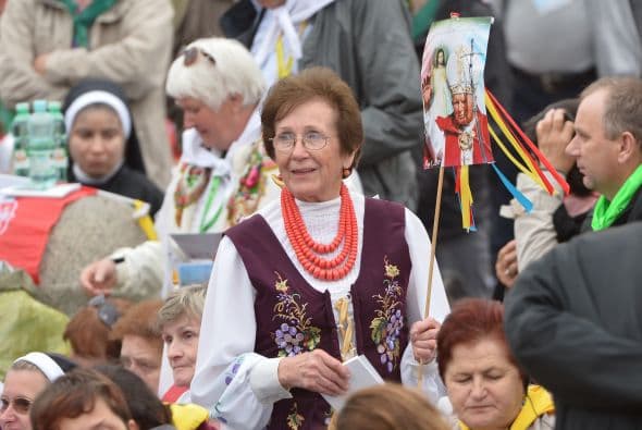 Sin embargo, Francisco lo convenció de salir de su retiro.
