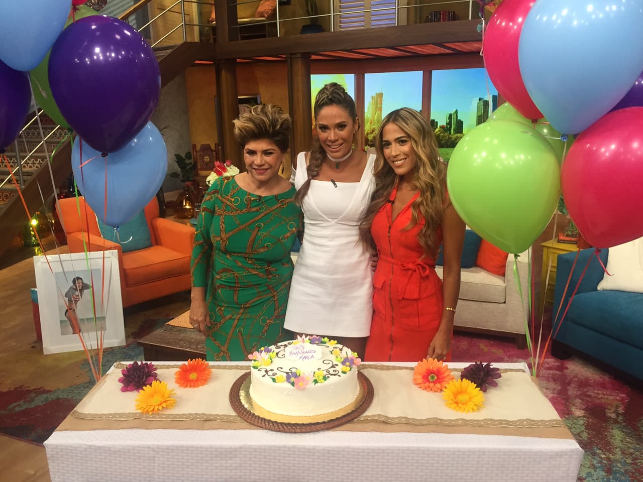 El pastel no podía faltar y fueron su madre María Goretti y su hermana Andrea las encargadas de endulzar aún más la mañana.