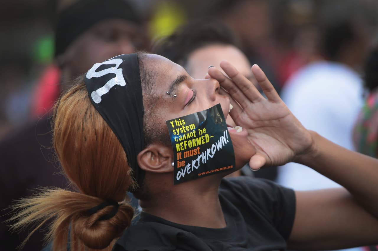 Las protestas continuaron este domingo en el sur de Chicago, con manifestantes gritando "asesino" y "sin justicia, sin paz" durante toda la noche, informó el Chicago Sun-Times.